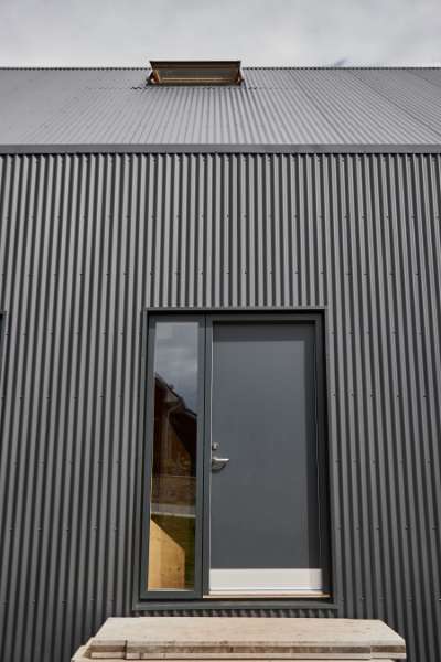 „Pinteressante“ Dach- und Fassadenlösung mit Sinusprofilen,